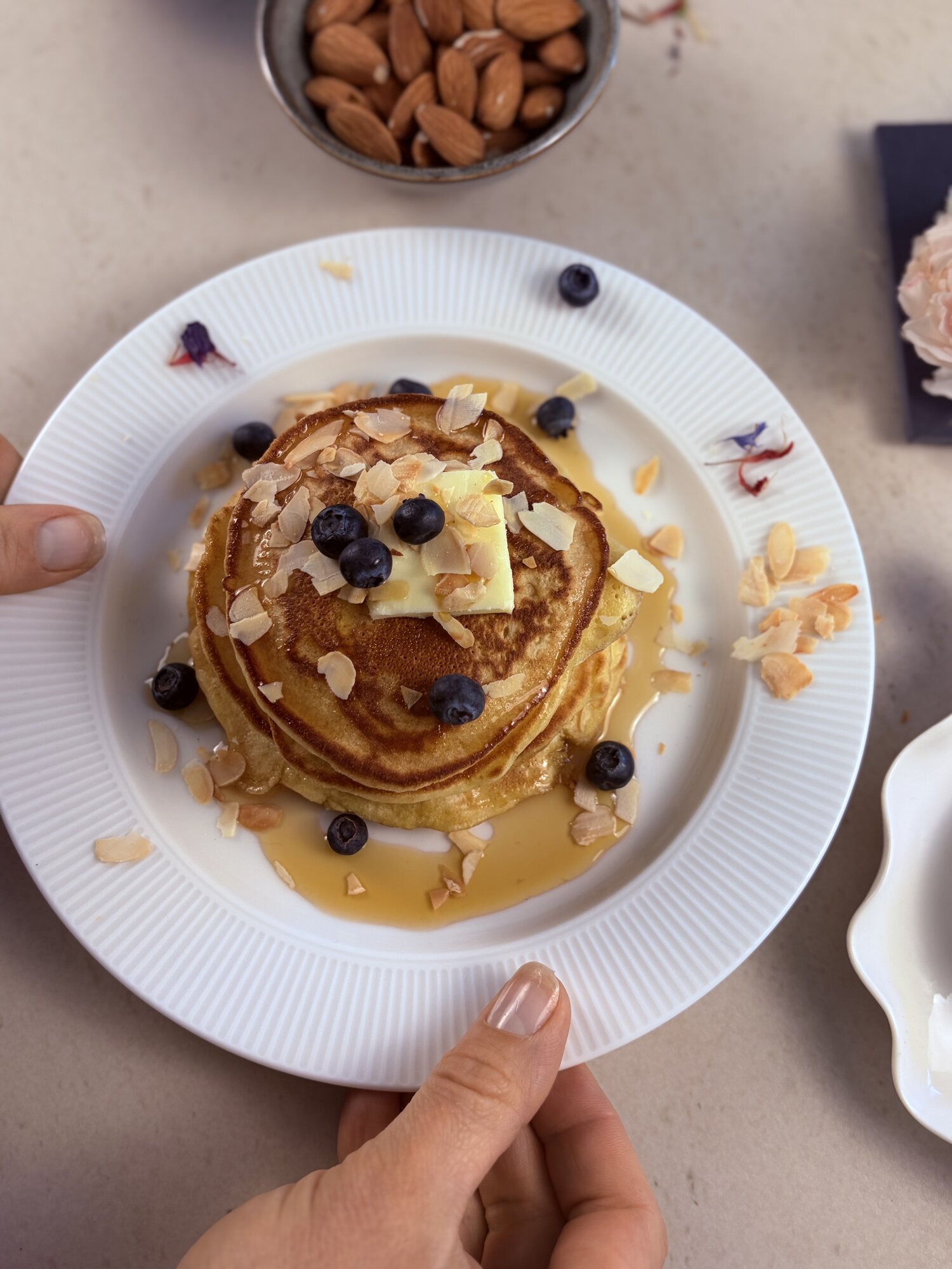 Pancakes aux myrtilles, sirop d'érable et amandes effilées