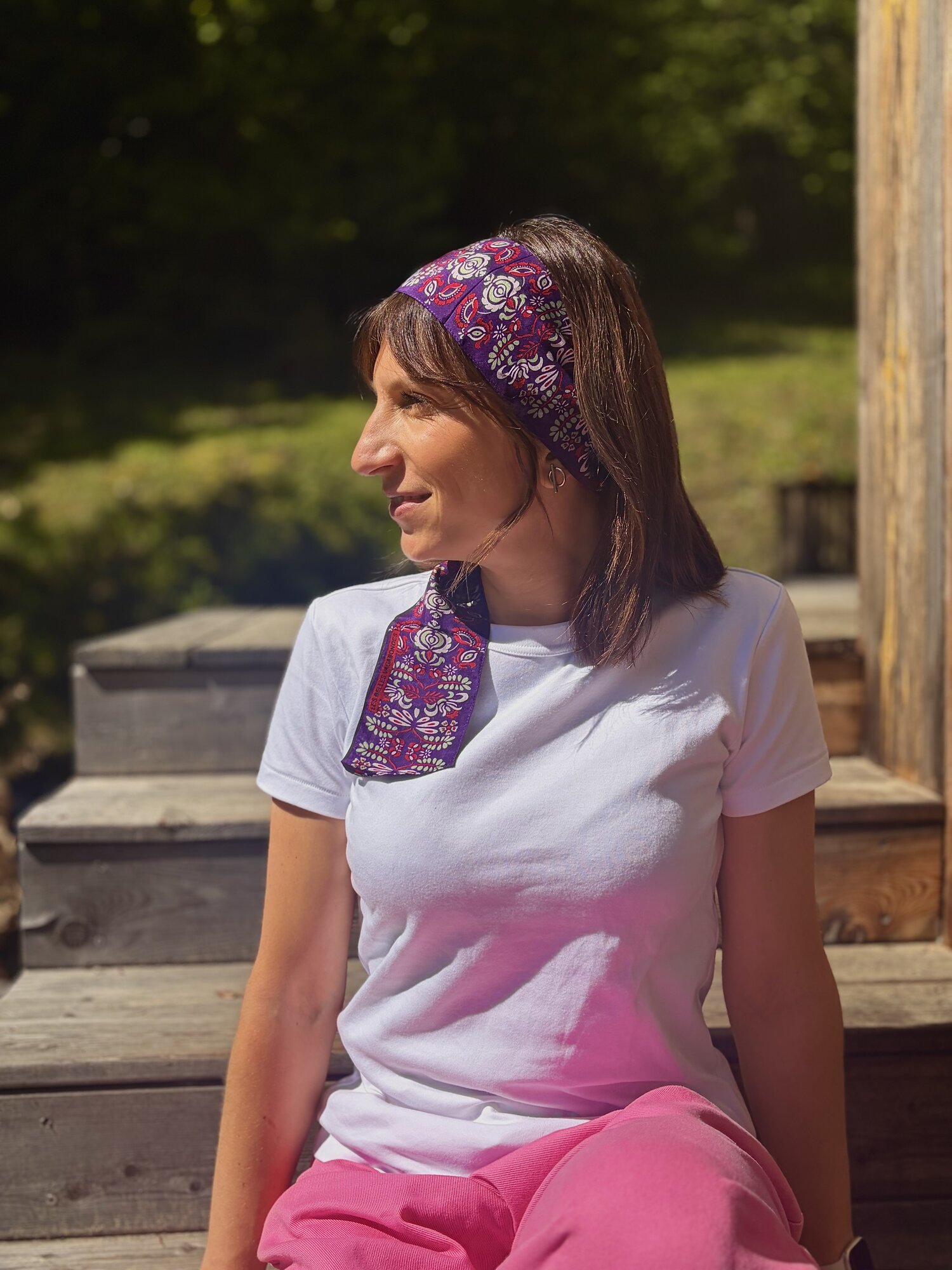 Justine en t-shirt blanc et bandana, sourire spontané