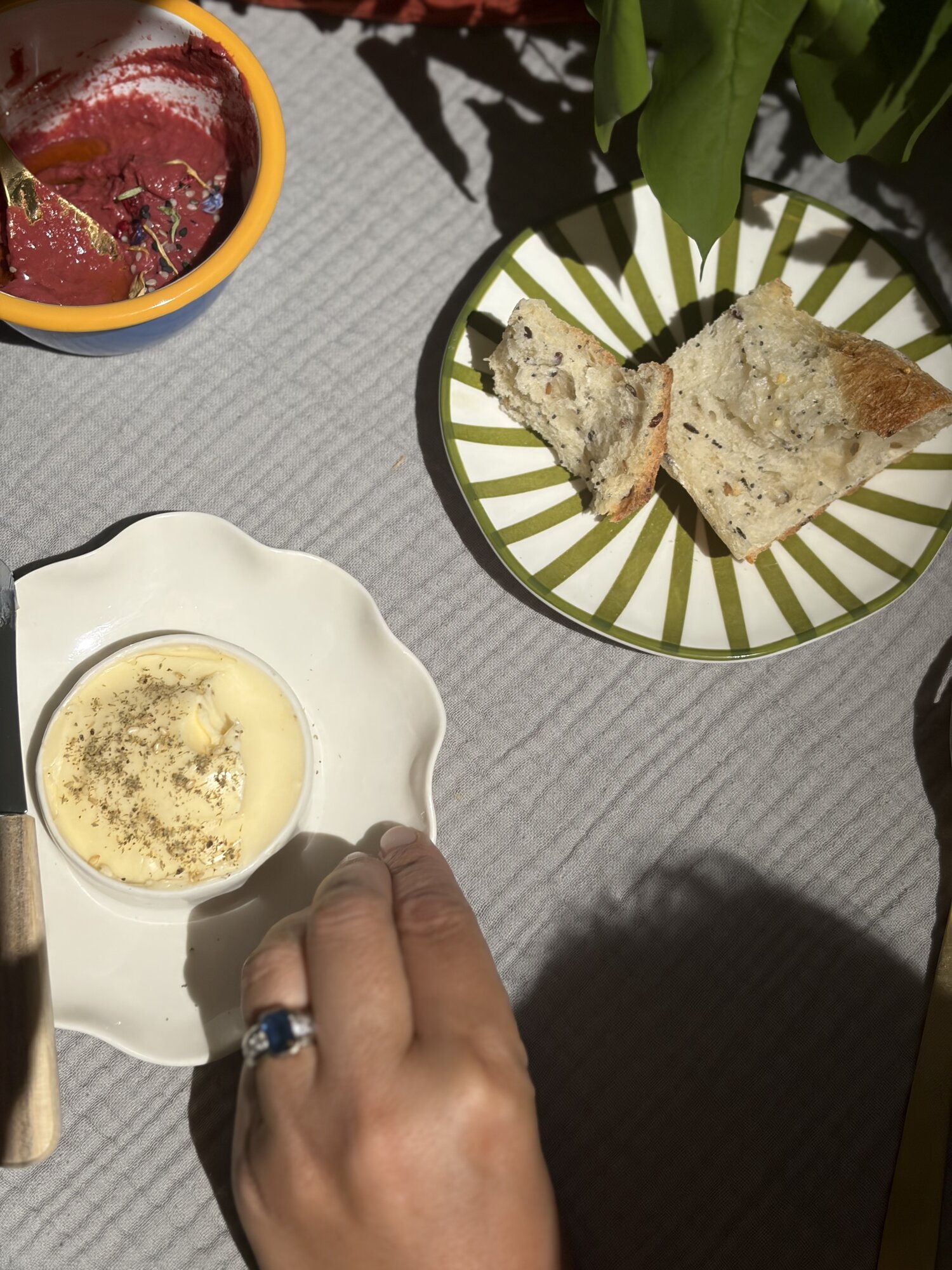 Beurre maison aux herbes, pain de campagne et houmous betterave