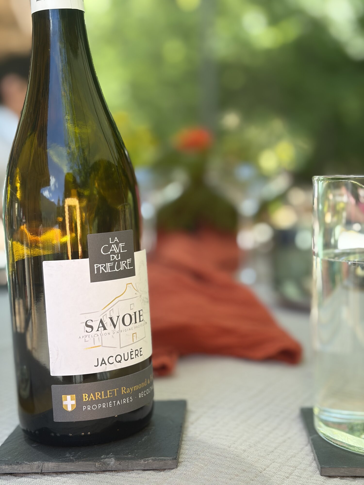 Bouteille de Savoie Jacquère sur une terrasse d'été
