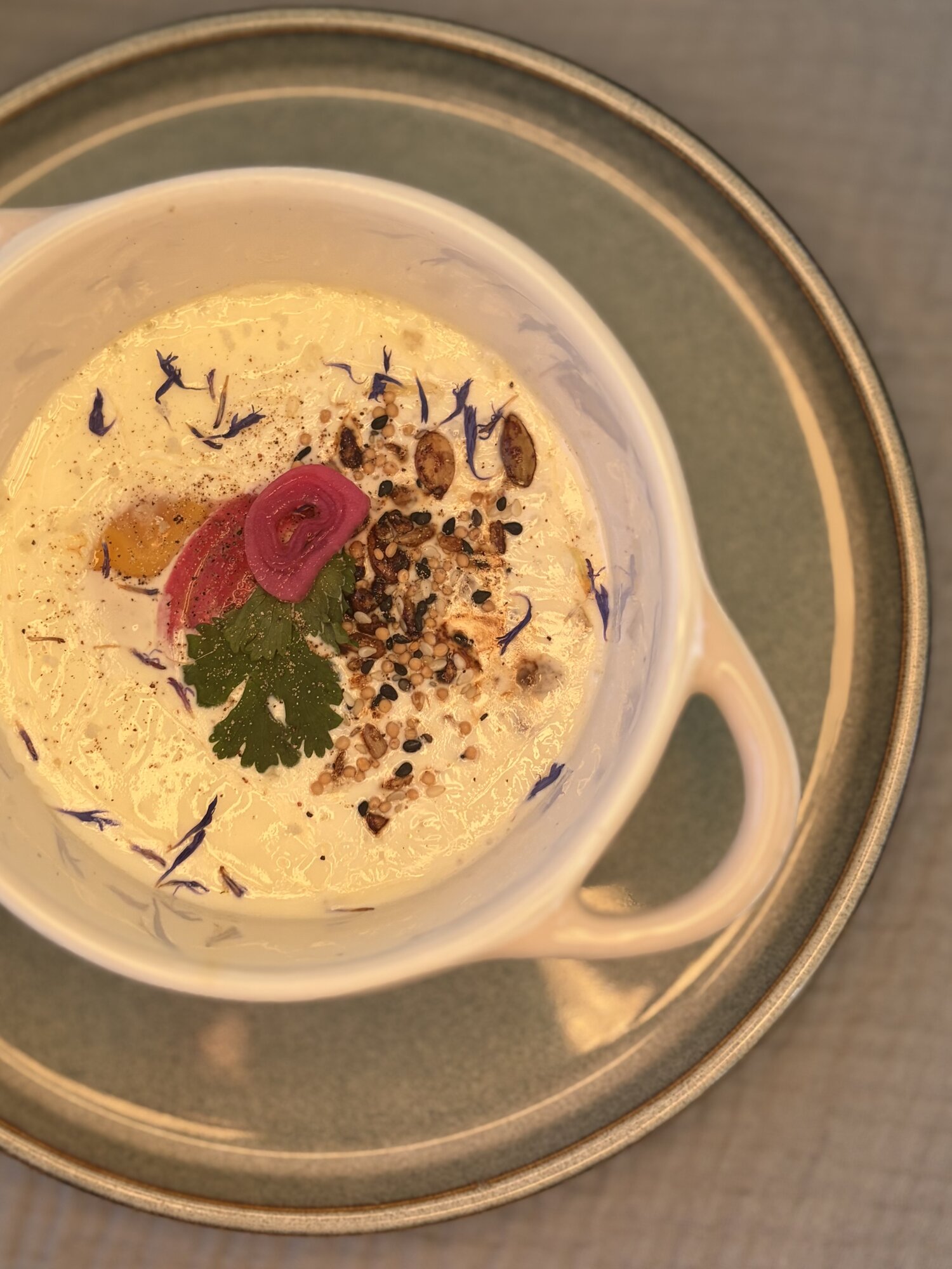 Velouté crémeux aux fleurs de bleuet, graines torréfiées et betterave marinée